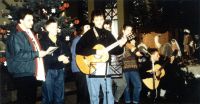 Dieses Bild zeigt uns bei unserem ersten Auftritt: dem Gottesdienst zur Aussendung der Sternsinger in St. Marien Lüneburg am 29. Dezember 1990.